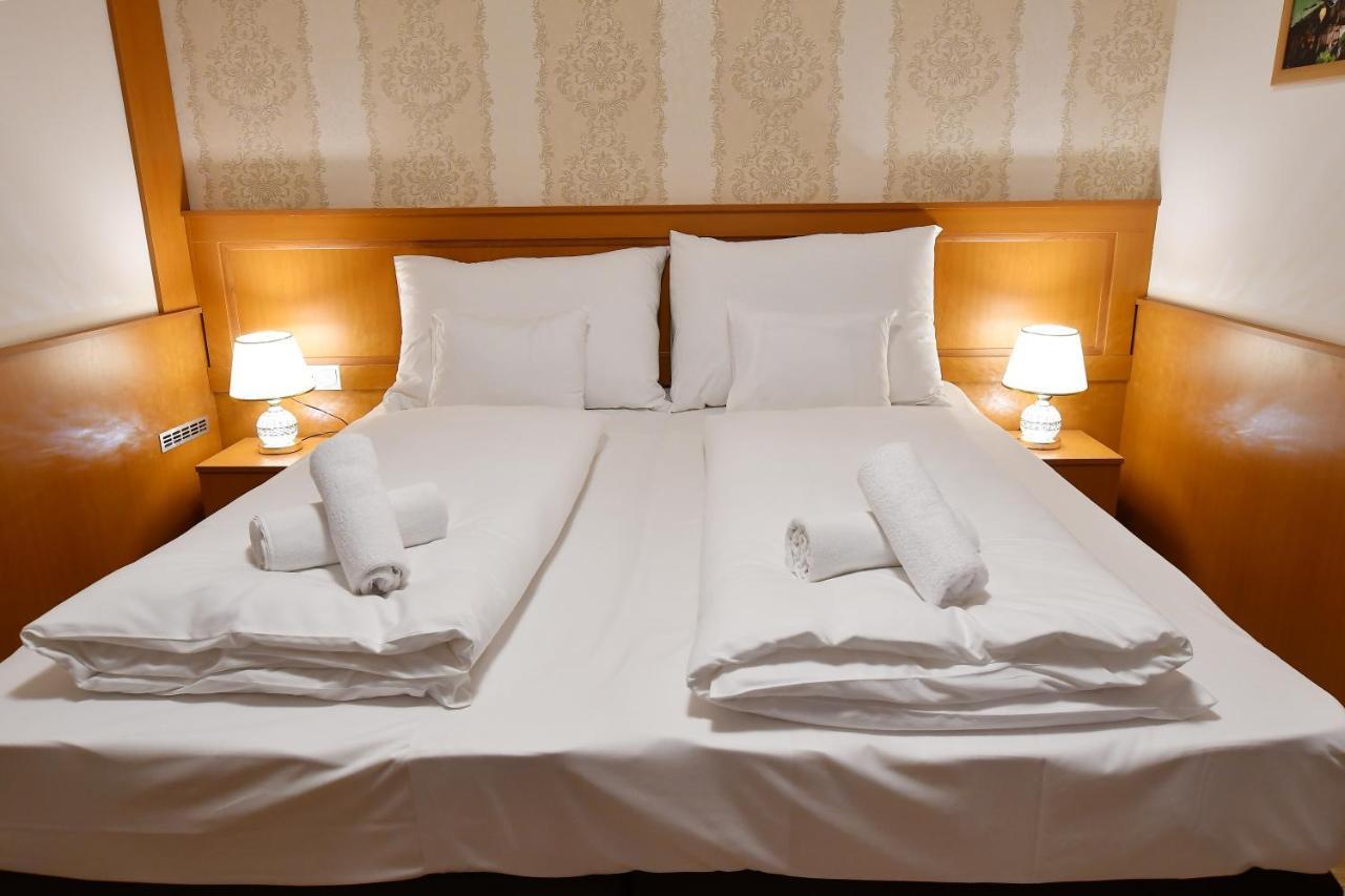 Hotel Barbakan Pécs Extérieur photo