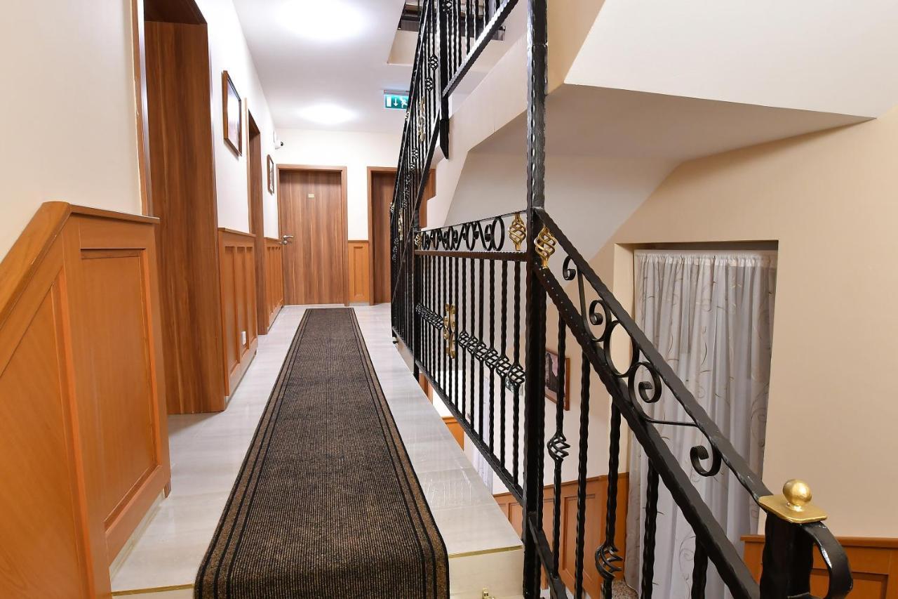 Hotel Barbakan Pécs Extérieur photo