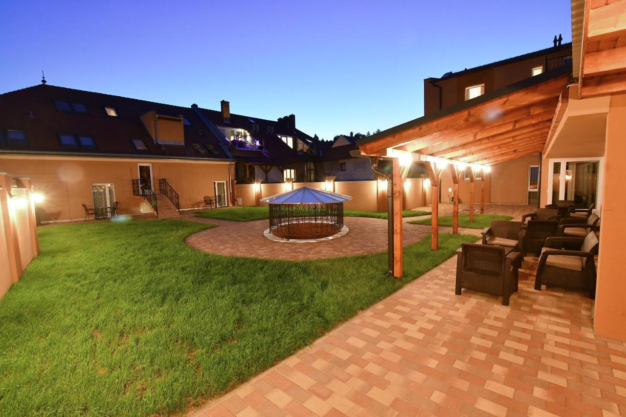 Hotel Barbakan Pécs Extérieur photo