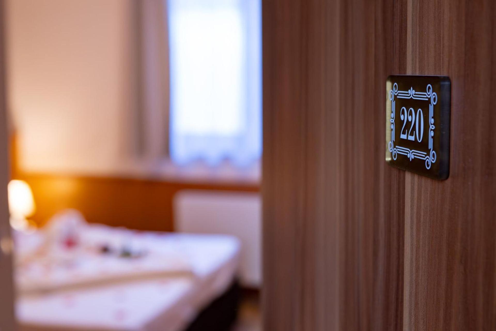 Hotel Barbakan Pécs Extérieur photo